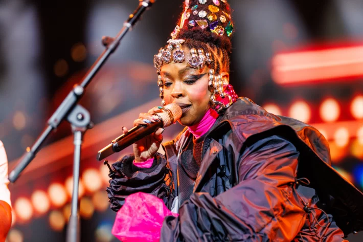 Lauryn Hill defends concert tardiness during LA show